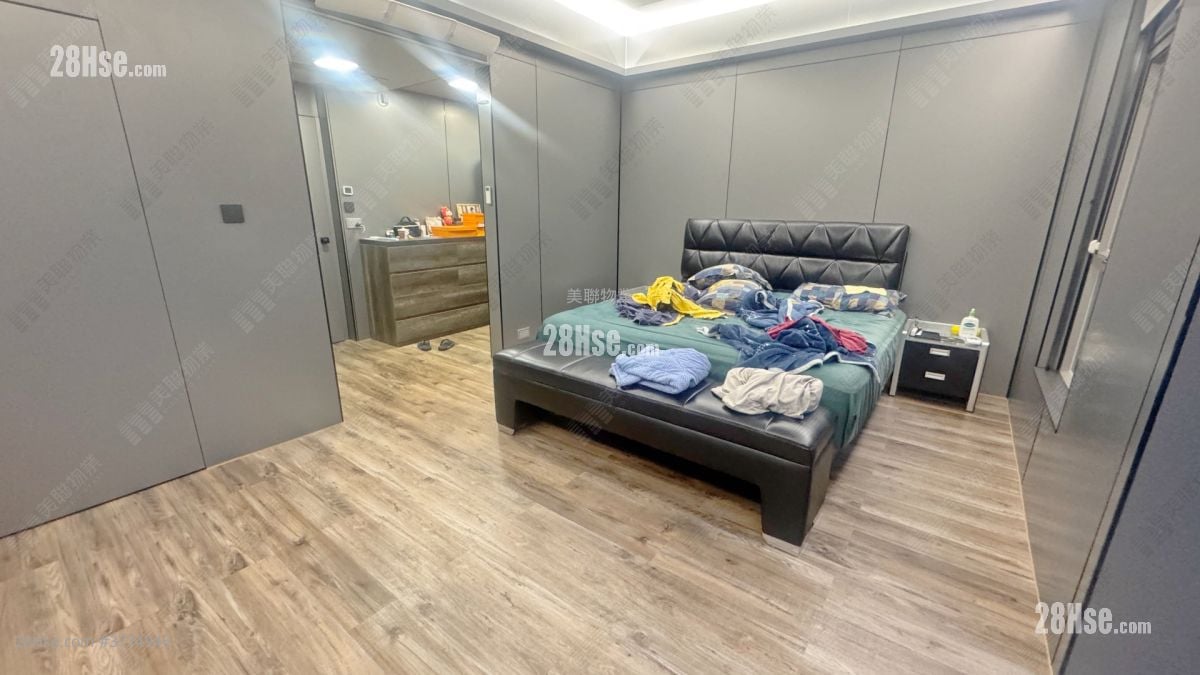 Green Crest Sell 3 Bedrooms , 3 Bathrooms 1,090 ft²