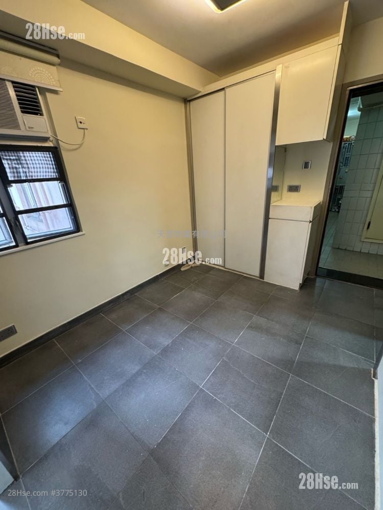 Full Wing Building Sell 2 Bedrooms , 1 Bathroom 258 ft²