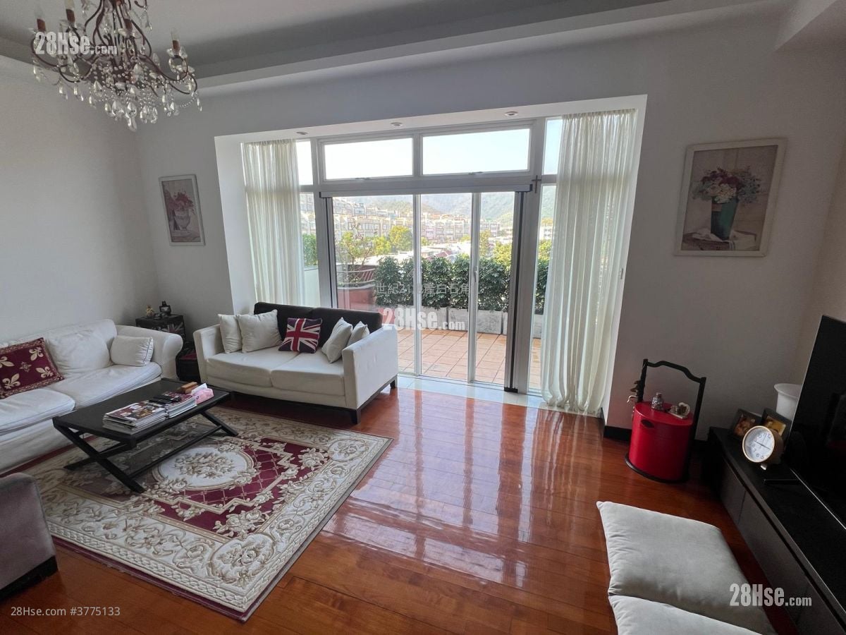 The Beverly Hills Sell 5+ Bedrooms , 2 Bathrooms 1,902 ft²