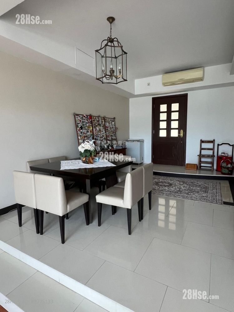 The Beverly Hills Sell 5+ Bedrooms , 2 Bathrooms 1,902 ft²