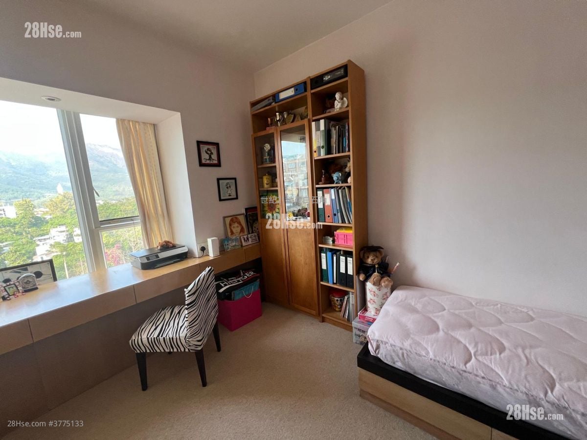 The Beverly Hills Sell 5+ Bedrooms , 2 Bathrooms 1,902 ft²