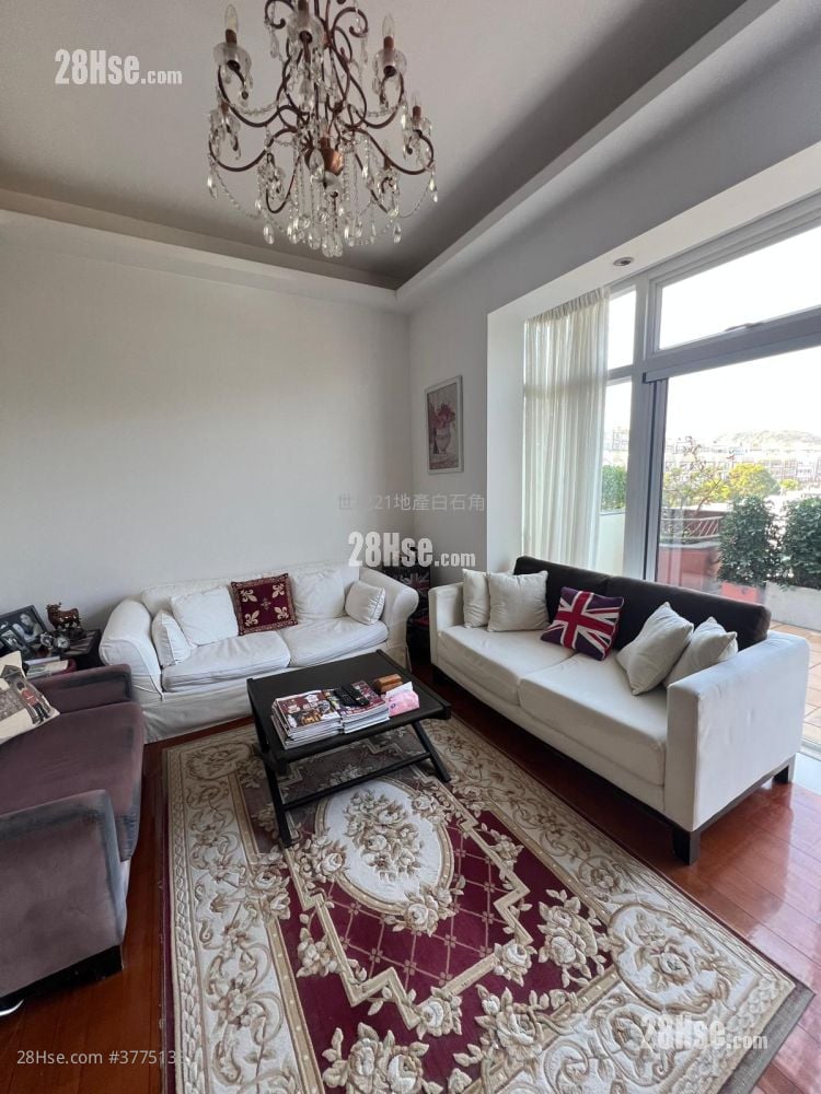 The Beverly Hills Sell 5+ Bedrooms , 2 Bathrooms 1,902 ft²