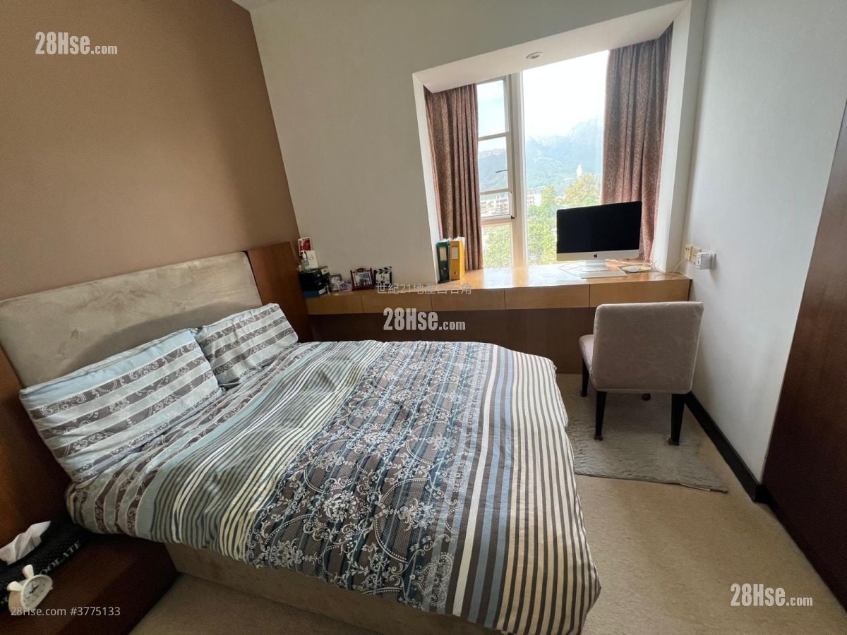 The Beverly Hills Sell 5+ Bedrooms , 2 Bathrooms 1,902 ft²