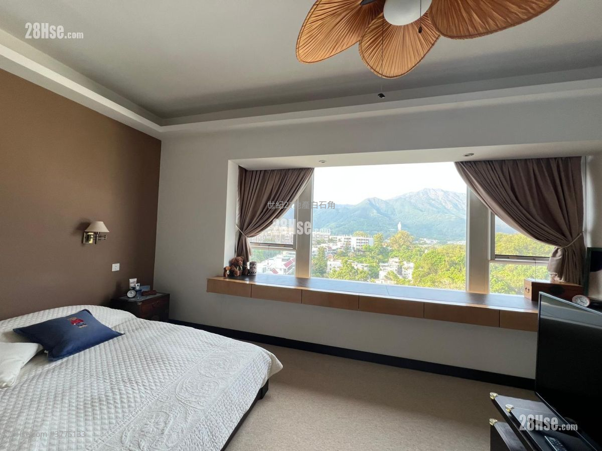 The Beverly Hills Sell 5+ Bedrooms , 2 Bathrooms 1,902 ft²