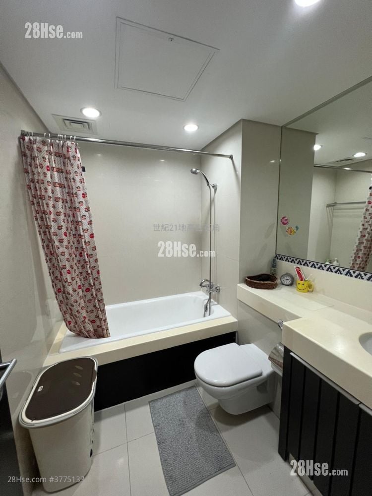 The Beverly Hills Sell 5+ Bedrooms , 2 Bathrooms 1,902 ft²