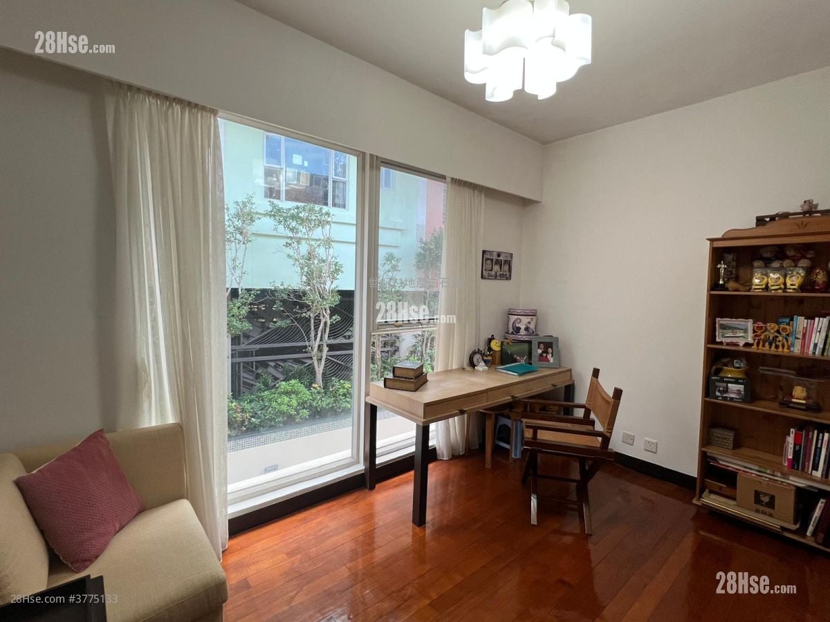 The Beverly Hills Sell 5+ Bedrooms , 2 Bathrooms 1,902 ft²