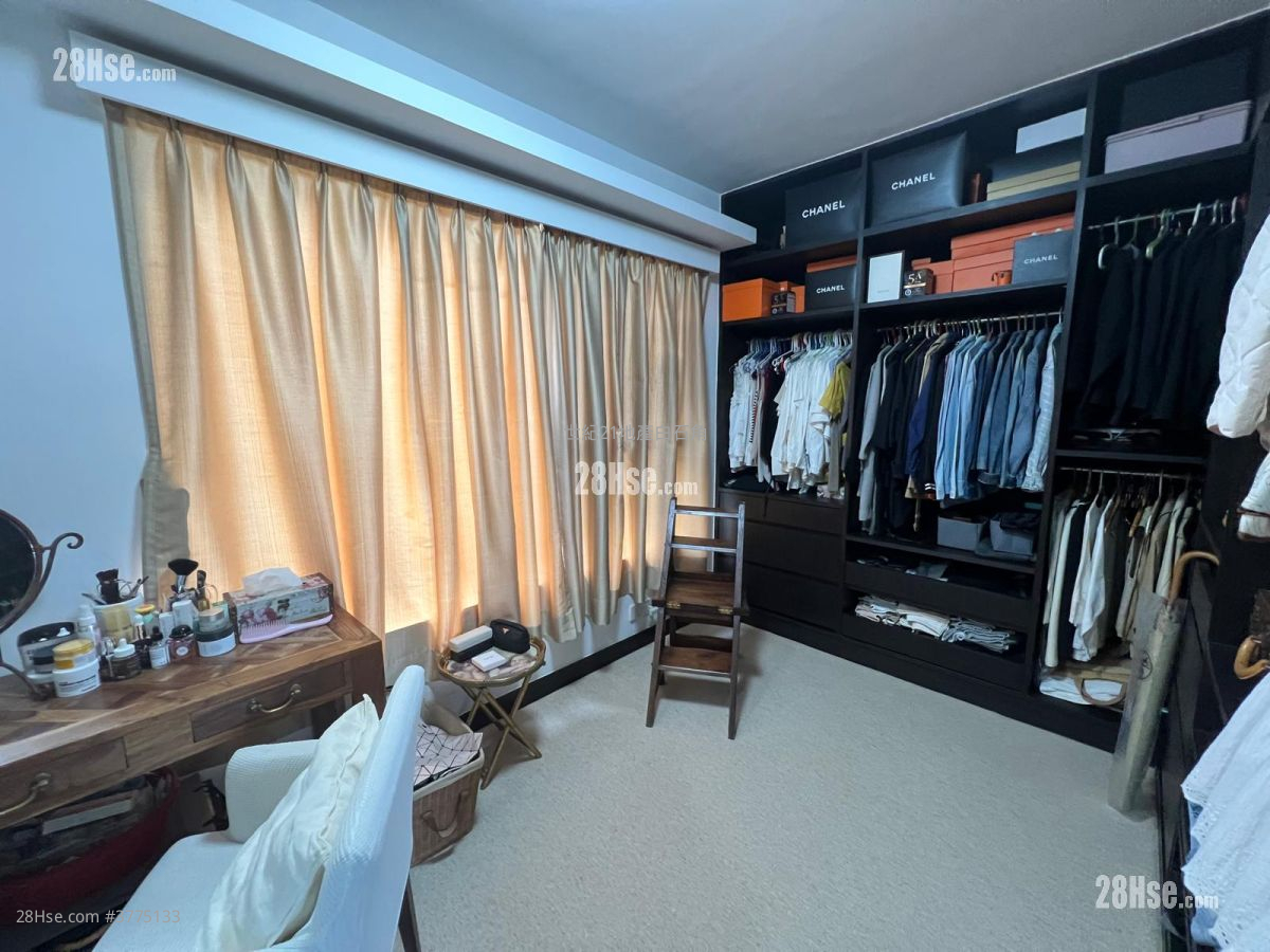 The Beverly Hills Sell 5+ Bedrooms , 2 Bathrooms 1,902 ft²