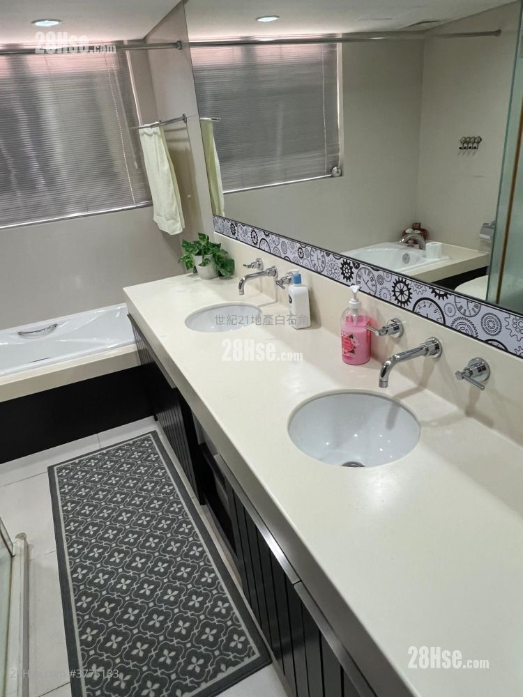 The Beverly Hills Sell 5+ Bedrooms , 2 Bathrooms 1,902 ft²