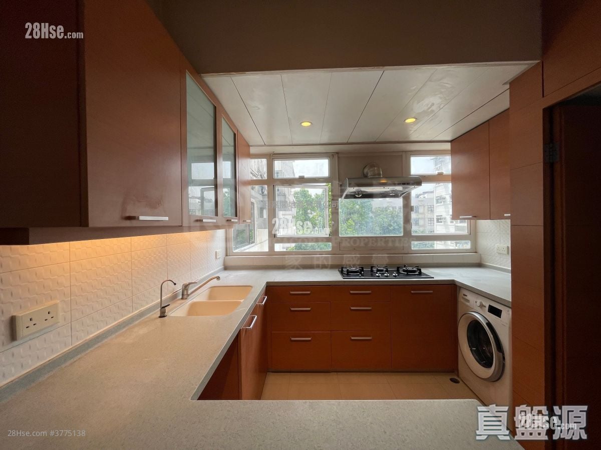 Castle Peak Villas Sell 4 Bedrooms 1,681 ft²