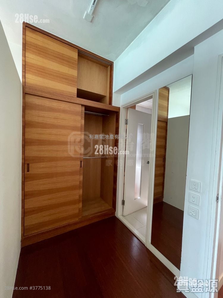 Castle Peak Villas Sell 4 Bedrooms 1,681 ft²