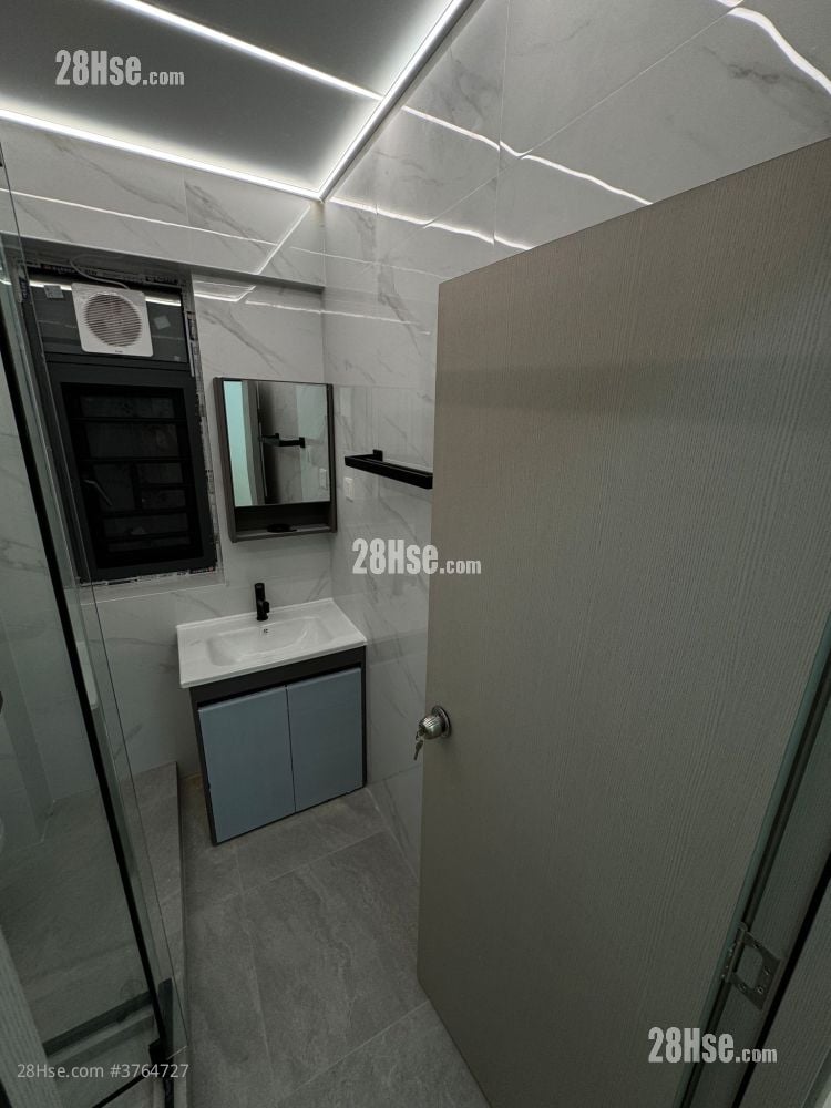 浴室: 新安大楼 售盘 2 房 , 1 浴室 600 平方尺