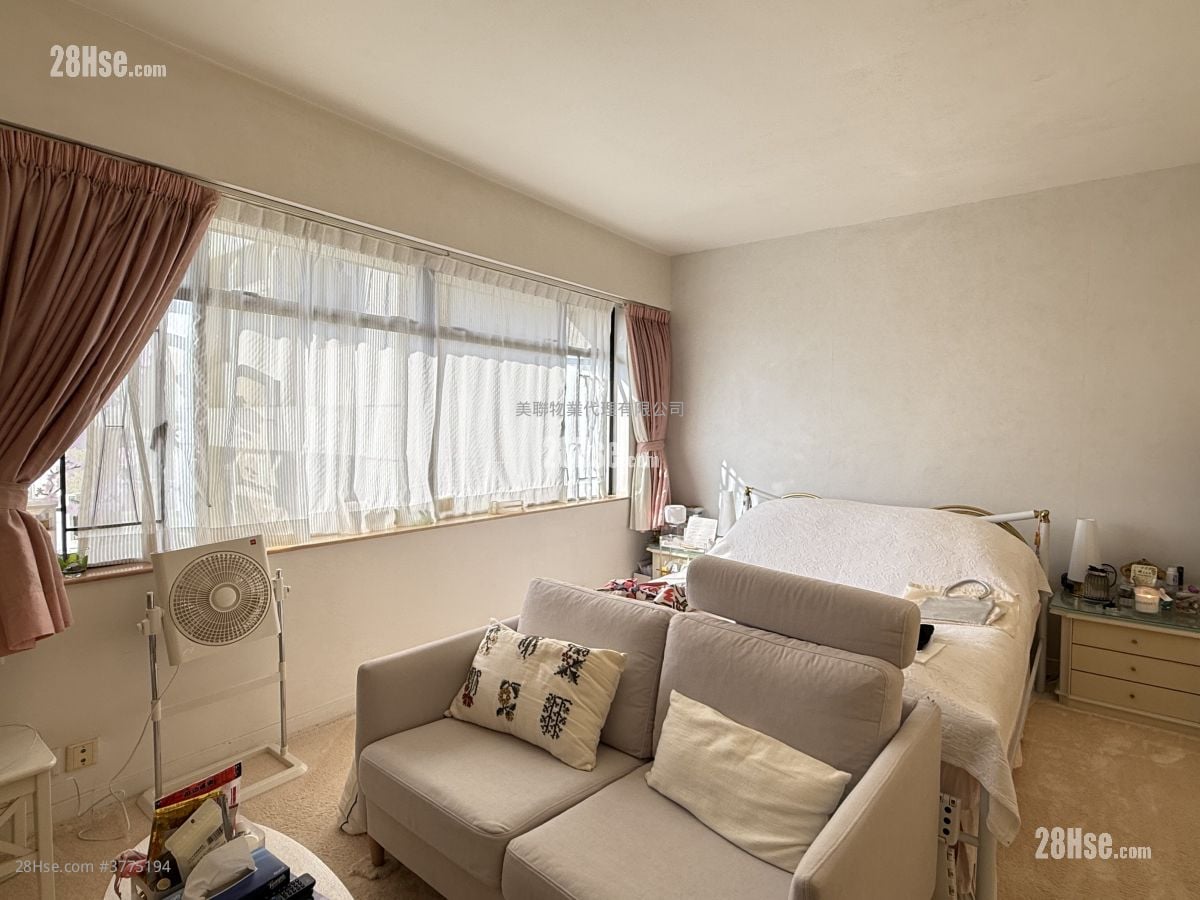 The Crescent Sell 3 Bedrooms , 3 Bathrooms 1,840 ft²