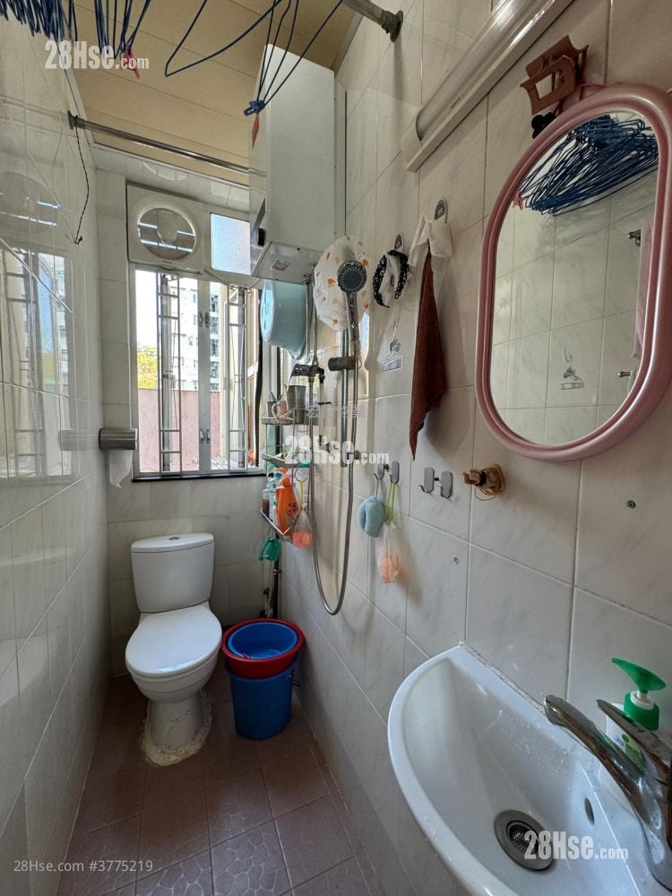 Kinley Building Sell 2 Bedrooms , 1 Bathroom 335 ft²