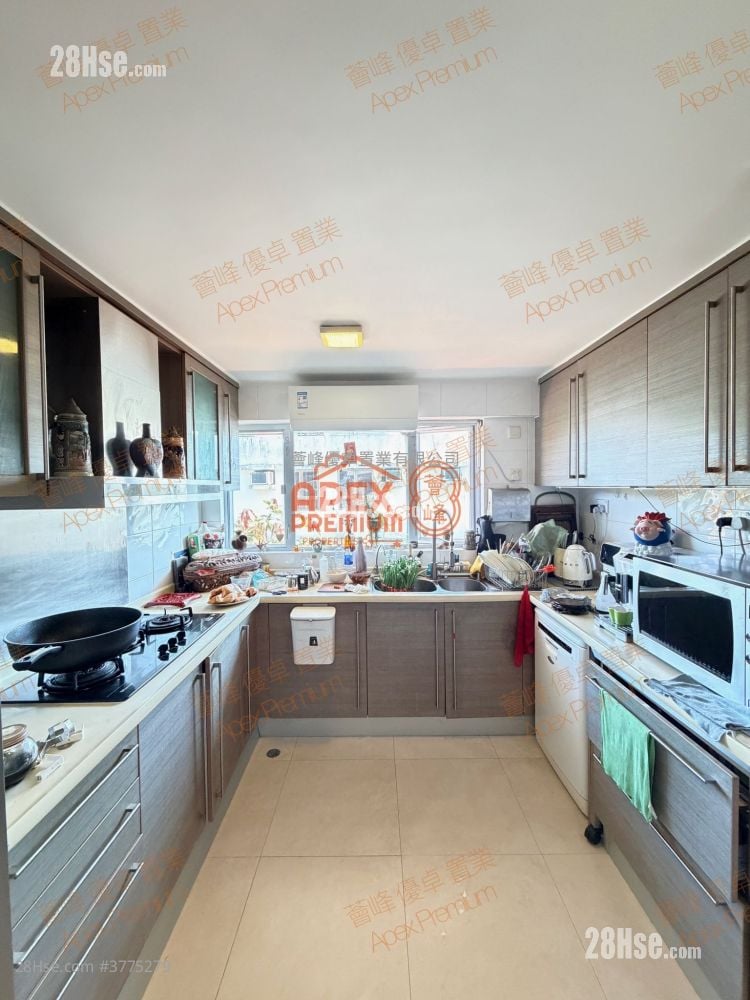 Clover Lodge Sell 5+ Bedrooms , 2 Bathrooms 2,100 ft²