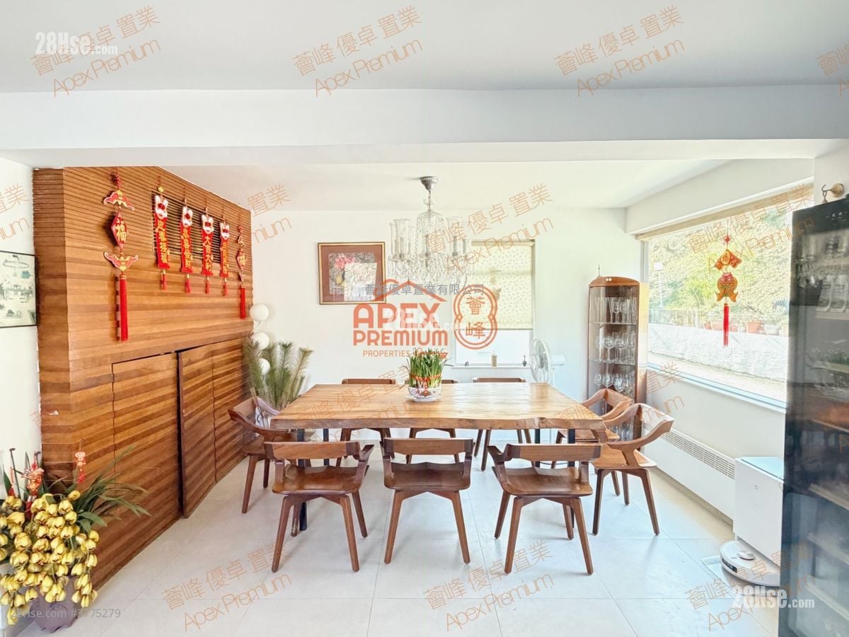 Clover Lodge Sell 5+ Bedrooms , 2 Bathrooms 2,100 ft²