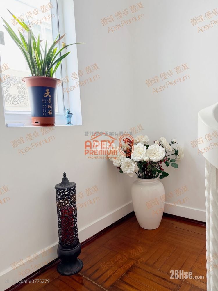 Clover Lodge Sell 5+ Bedrooms , 2 Bathrooms 2,100 ft²