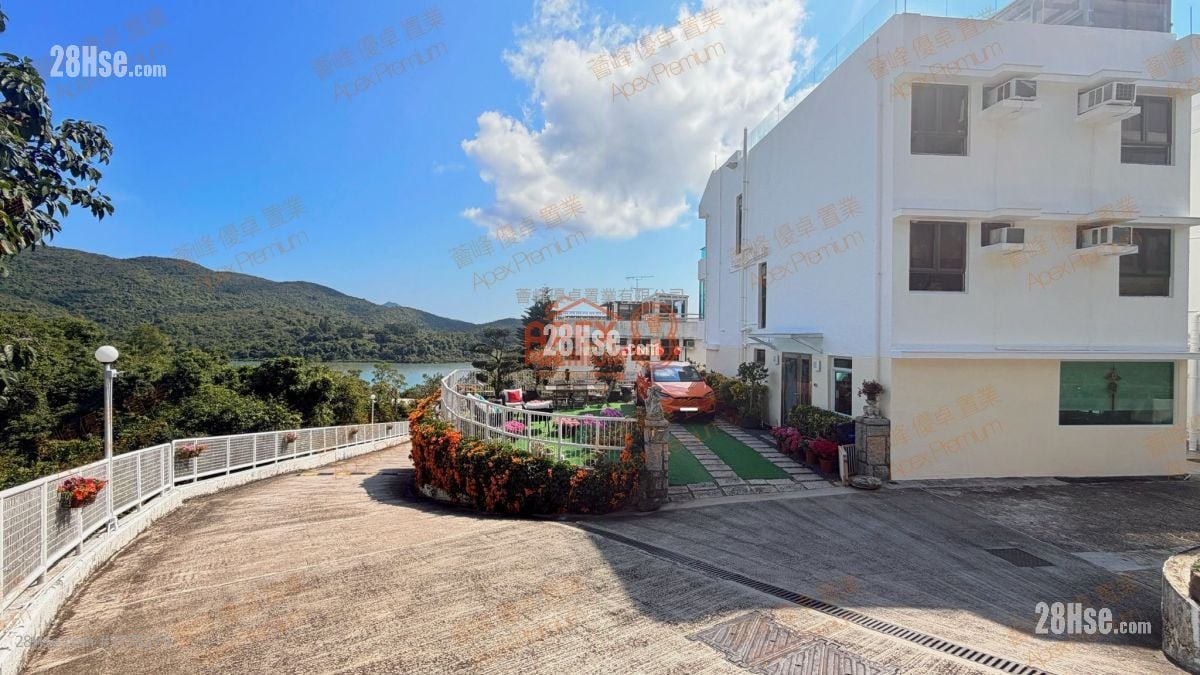 Clover Lodge Sell 5+ Bedrooms , 2 Bathrooms 2,100 ft²