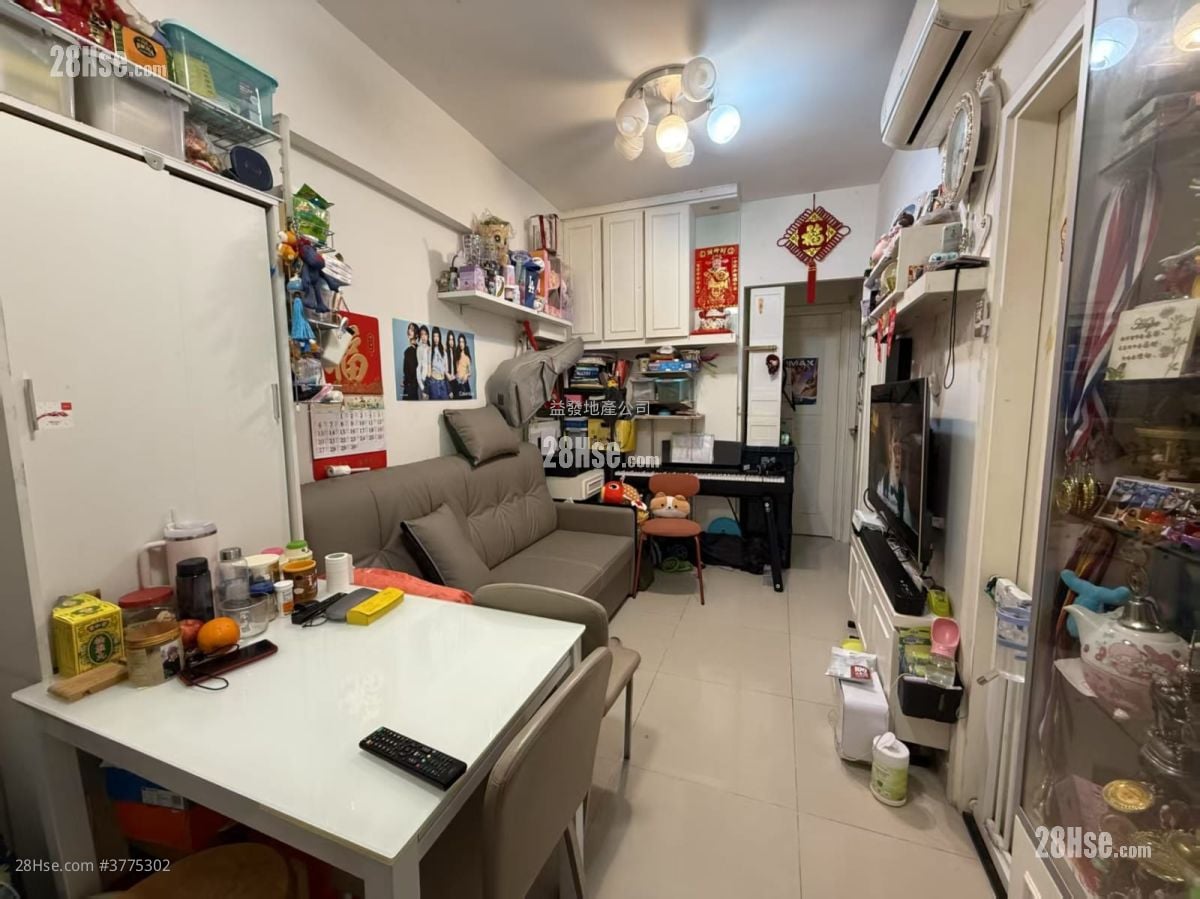 living room: Cheong Yu Building Sell 3 Bedrooms , 1 Bathroom 368 ft²