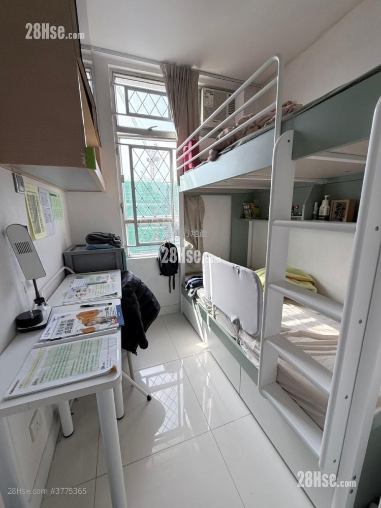 Yu Chui Court Sell 2 Bedrooms , 1 Bathroom 517 ft²