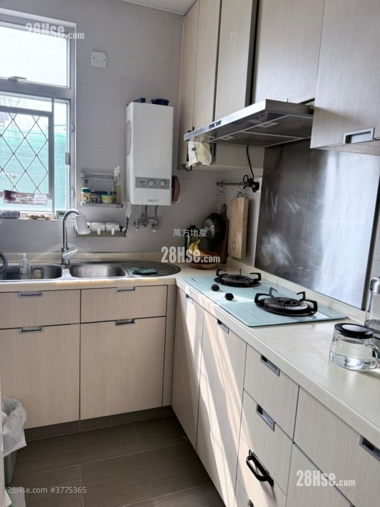 Yu Chui Court Sell 2 Bedrooms , 1 Bathroom 517 ft²