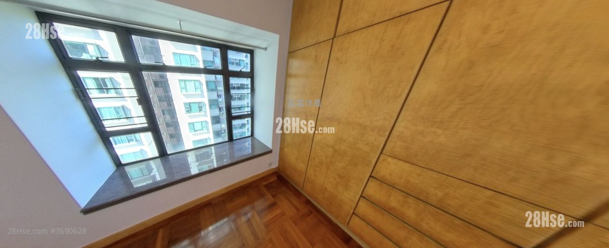 Royal Ascot Sell 2 Bedrooms , 1 Bathroom 594 ft²