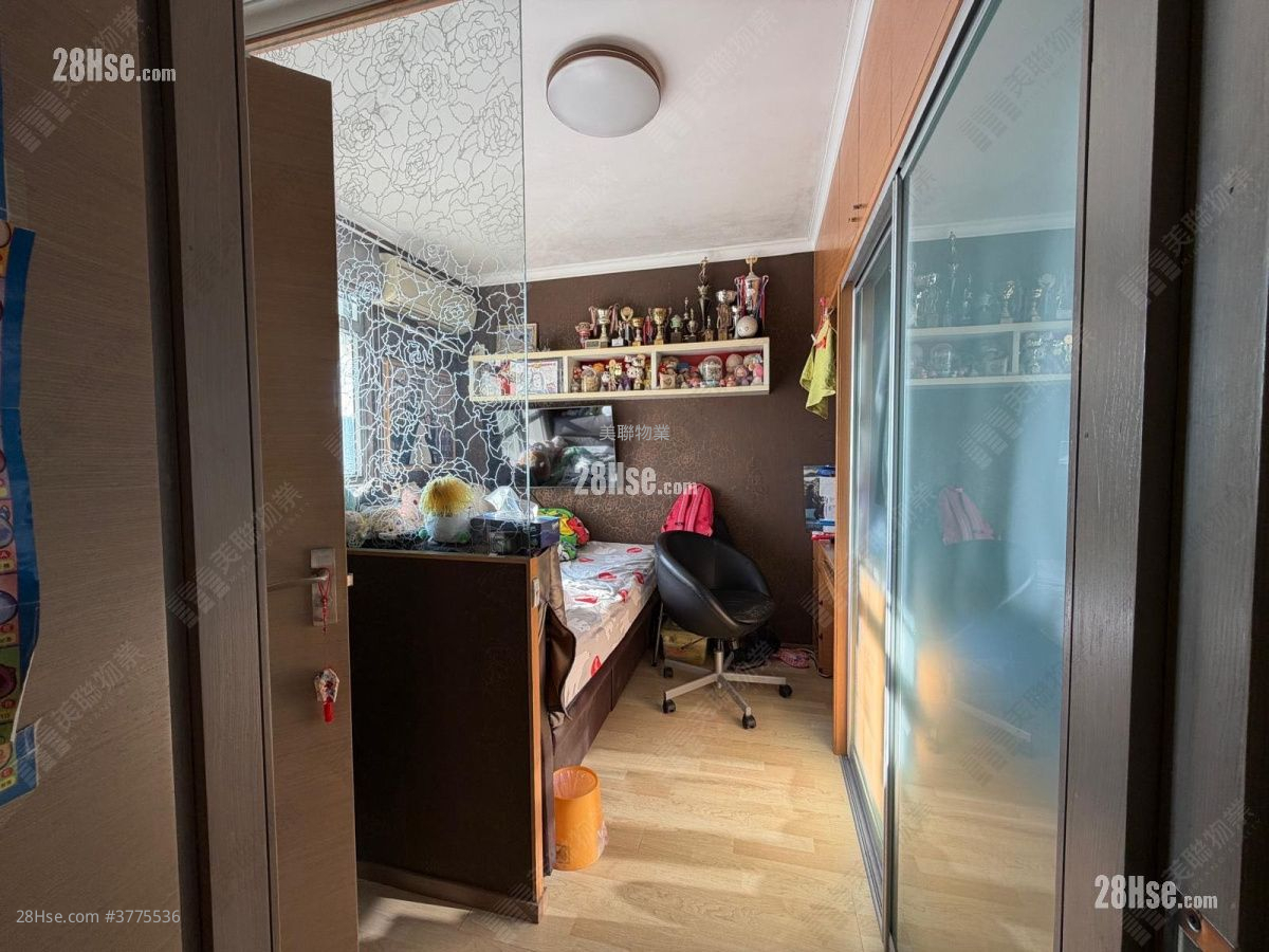 Ning Fung Court Sell 3 Bedrooms , 2 Bathrooms 650 ft²