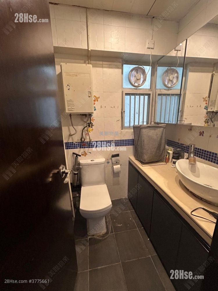 Kui Fat Building Sell 2 Bedrooms , 1 Bathroom 453 ft²