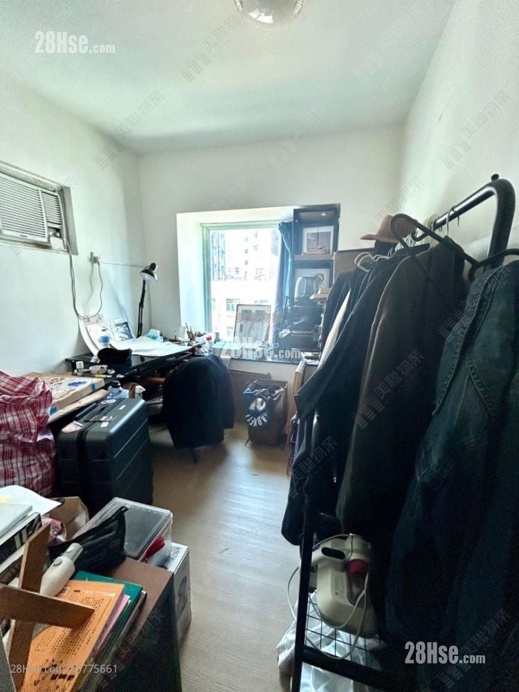 Kui Fat Building Sell 2 Bedrooms , 1 Bathroom 453 ft²