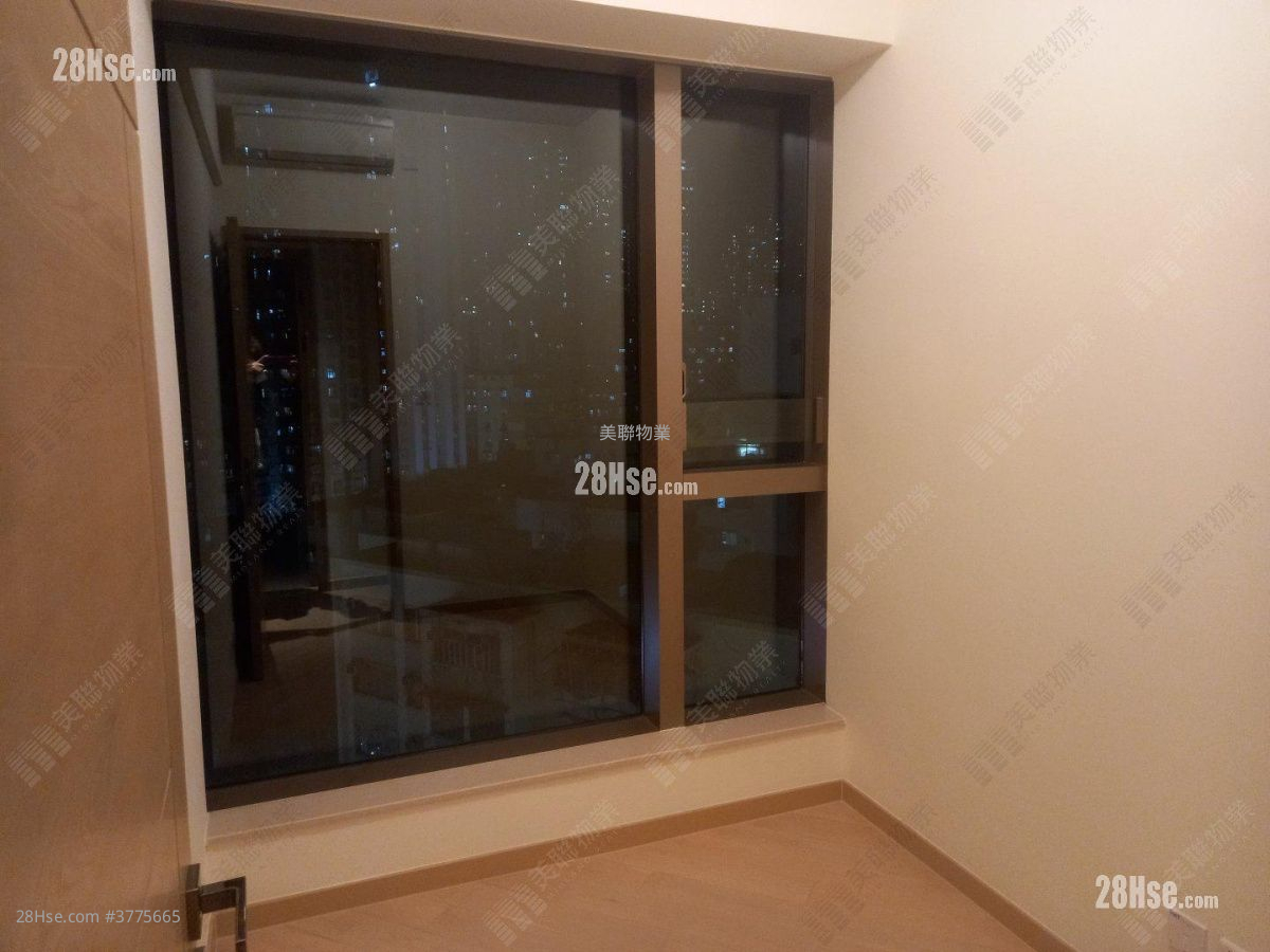 Grand Central Sell 3 Bedrooms 832 ft²