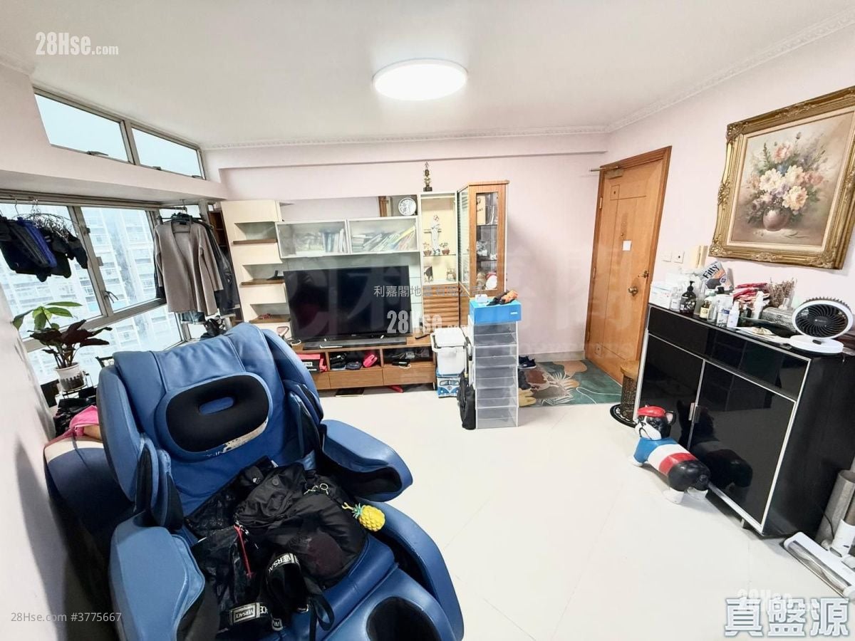 Kingswood Villas Sell 3 Bedrooms , 2 Bathrooms 623 ft²