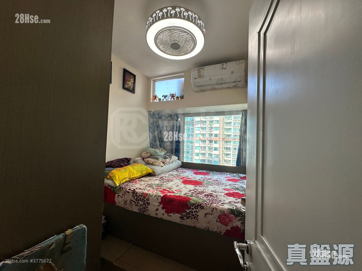 Central Park Towers Sell 2 Bedrooms , 1 Bathroom 498 ft²