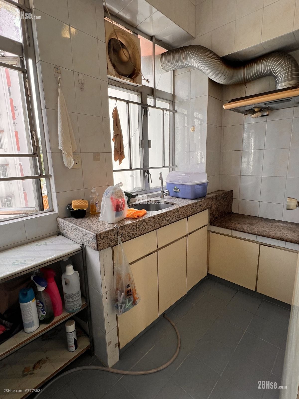 Kam On Building Sell 2 Bedrooms , 1 Bathroom 365 ft²