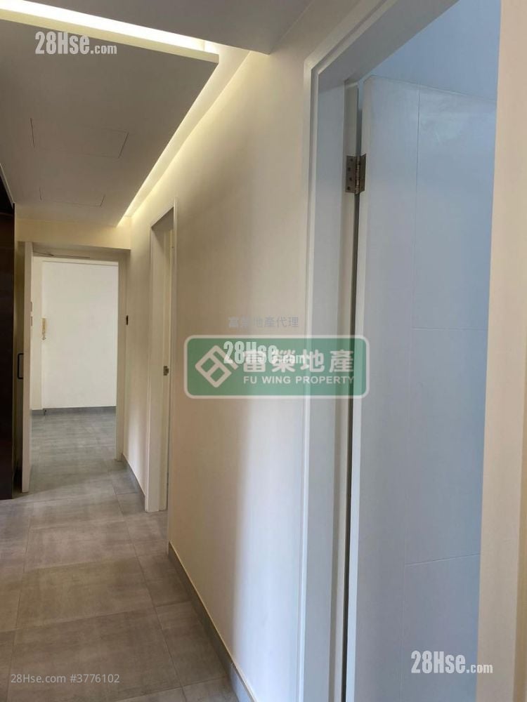 Crystal Court Sell 3 Bedrooms , 2 Bathrooms 712 ft²