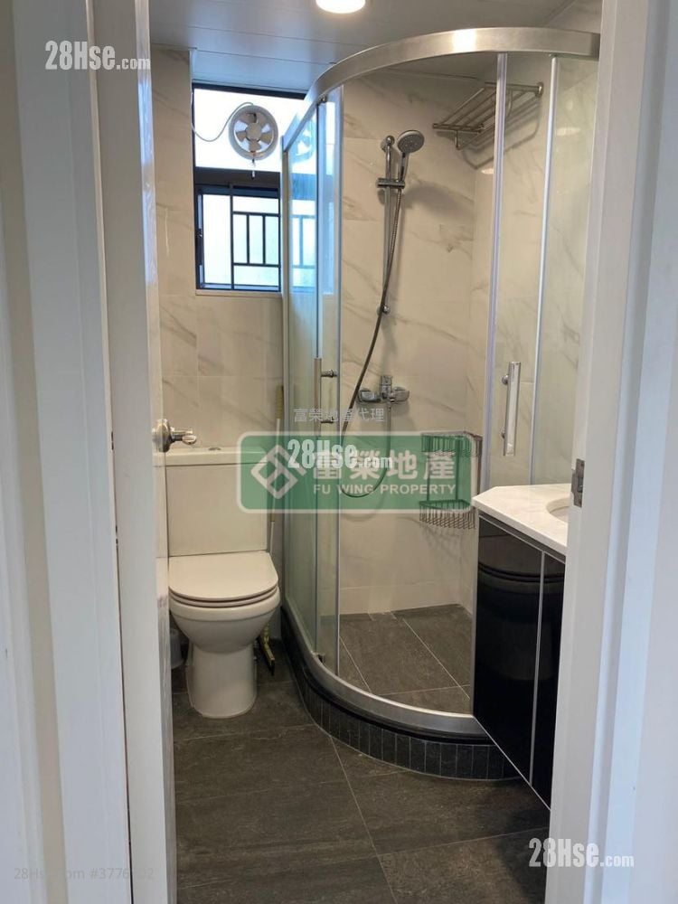 Crystal Court Sell 3 Bedrooms , 2 Bathrooms 712 ft²