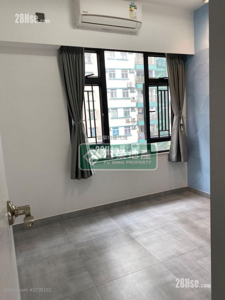 Crystal Court Sell 3 Bedrooms , 2 Bathrooms 712 ft²