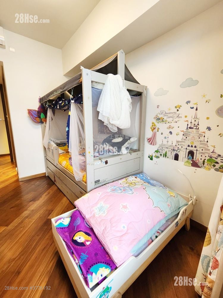 Parc Inverness Sell 5+ Bedrooms , 3 Bathrooms 1,489 ft²