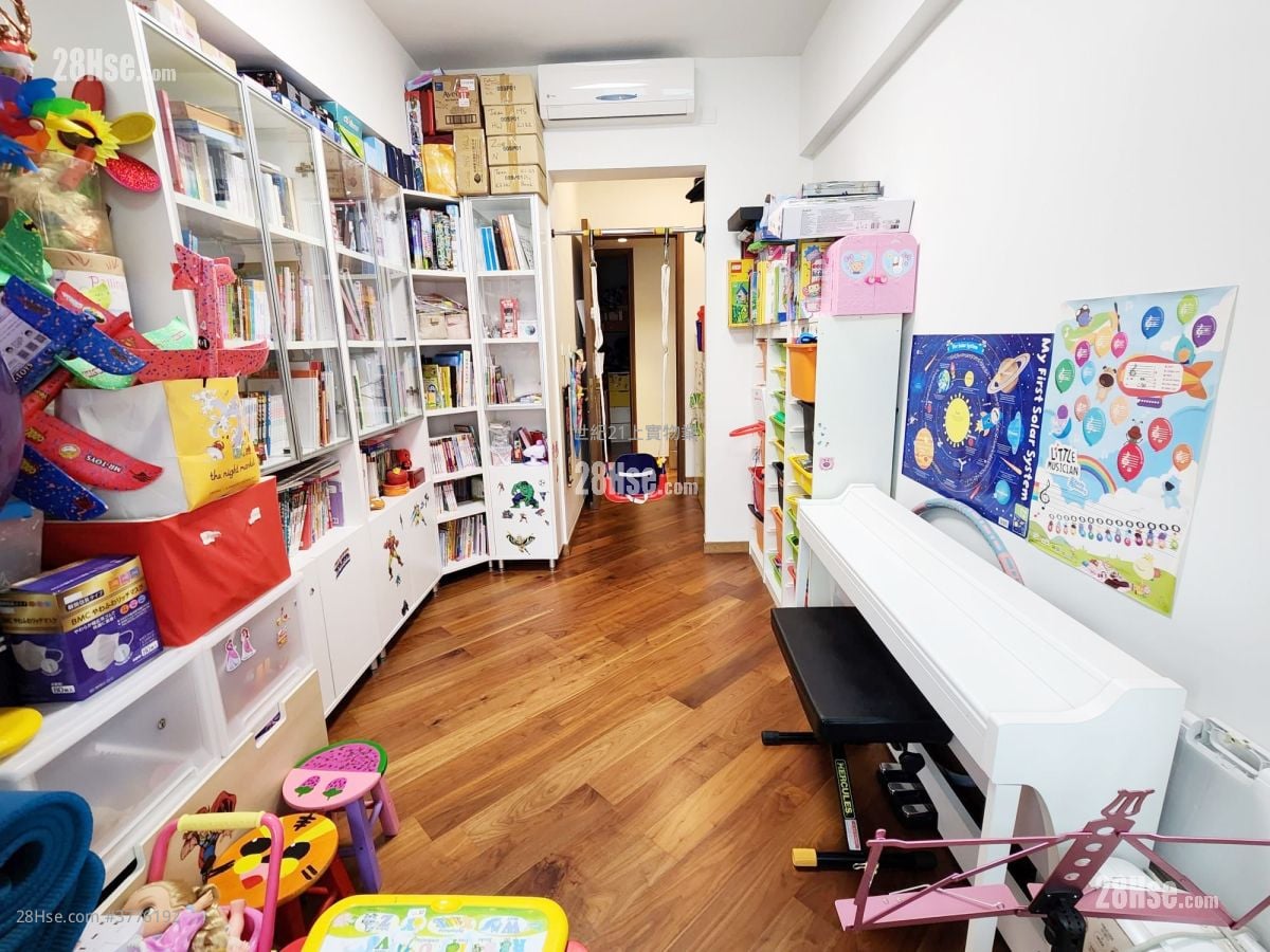 Parc Inverness Sell 5+ Bedrooms , 3 Bathrooms 1,489 ft²