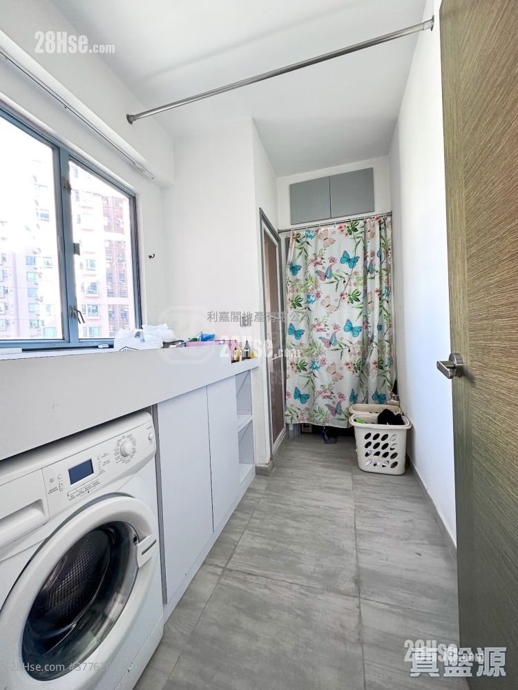 Peridot Court Sell 3 Bedrooms , 2 Bathrooms 1,155 ft²