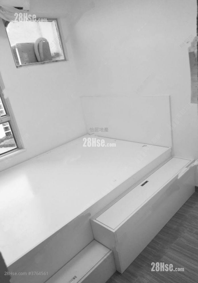 Kornhill Sell 2 Bedrooms , 1 Bathroom 466 ft²