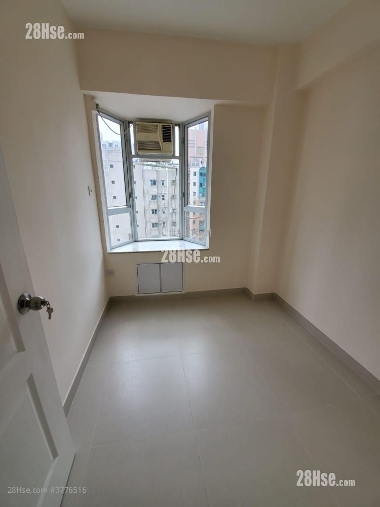 Ka On Building Sell 3 Bedrooms , 1 Bathroom 519 ft²