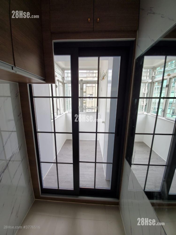 Ka On Building Sell 3 Bedrooms , 1 Bathroom 519 ft²