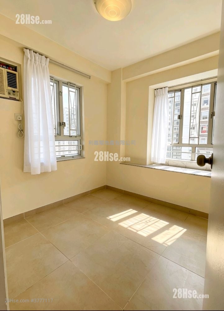 Lucky Plaza Sell 2 Bedrooms , 1 Bathroom 390 ft²