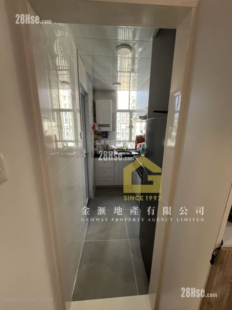 Lung Poon Court Sell 2 Bedrooms , 1 Bathroom 426 ft²