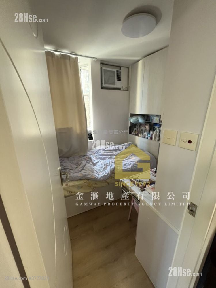 Lung Poon Court Sell 2 Bedrooms , 1 Bathroom 426 ft²