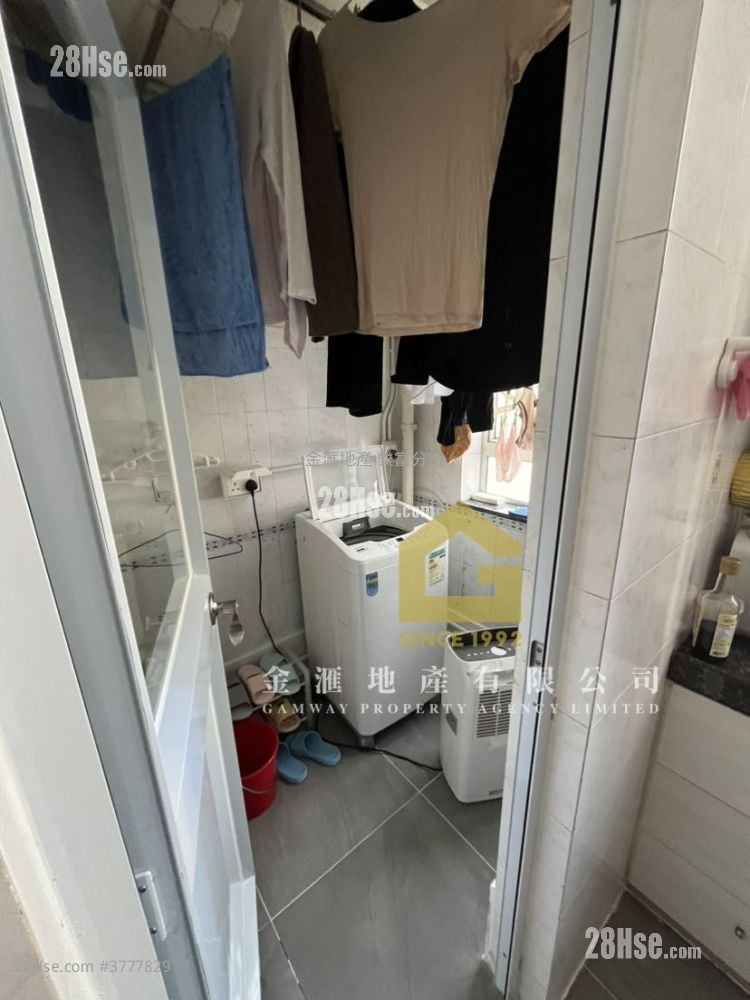 Lung Poon Court Sell 2 Bedrooms , 1 Bathroom 426 ft²