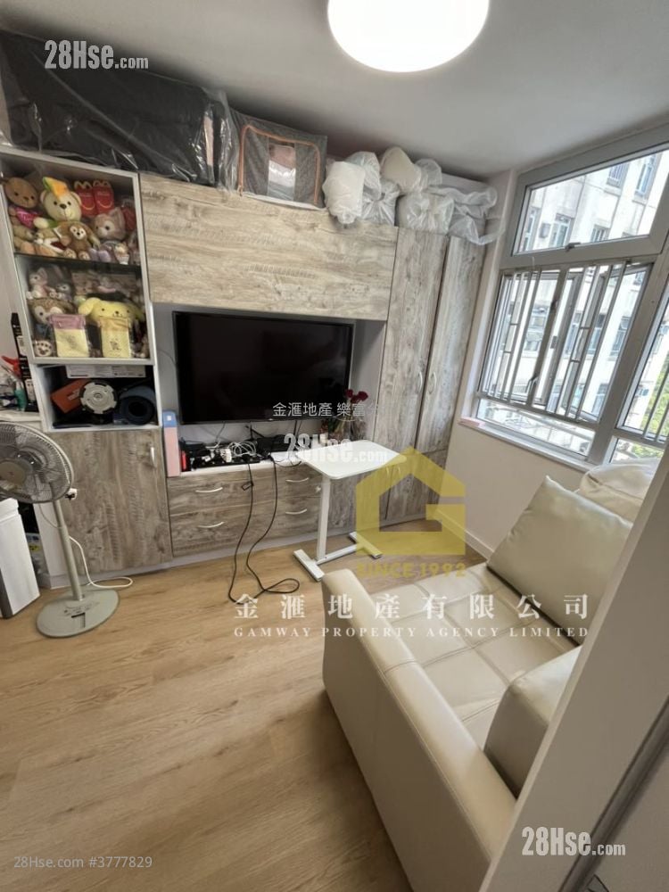 Lung Poon Court Sell 2 Bedrooms , 1 Bathroom 426 ft²