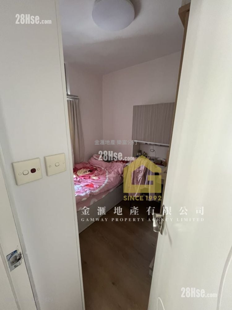 Lung Poon Court Sell 2 Bedrooms , 1 Bathroom 426 ft²