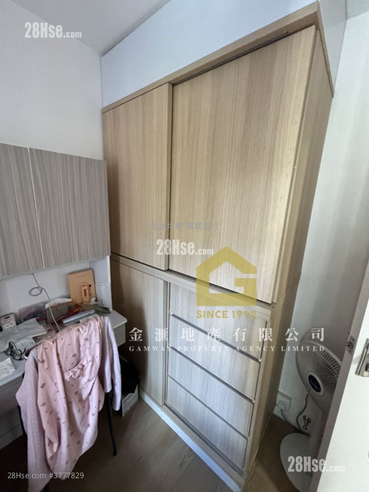 Lung Poon Court Sell 2 Bedrooms , 1 Bathroom 426 ft²