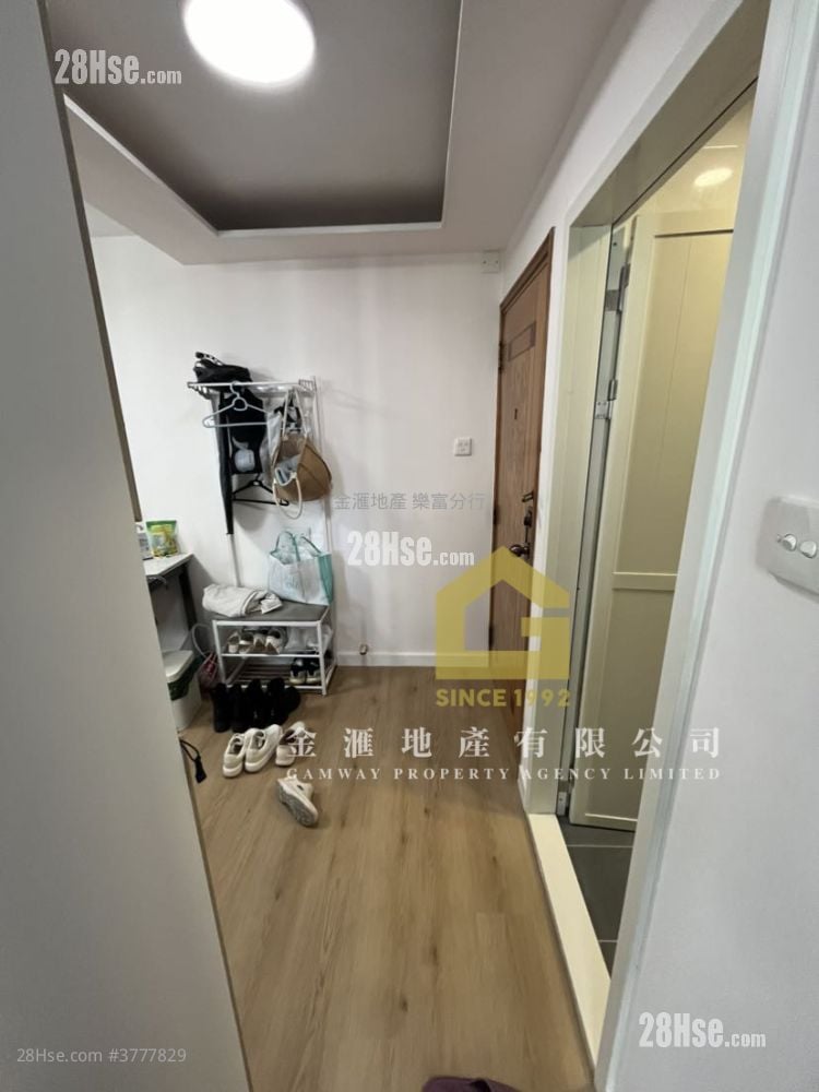 Lung Poon Court Sell 2 Bedrooms , 1 Bathroom 426 ft²