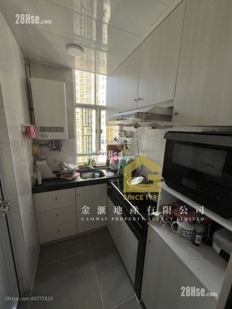 Lung Poon Court Sell 2 Bedrooms , 1 Bathroom 426 ft²